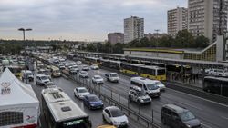 İstanbul'da sabah saatlerinde trafik yoğunluğu yaşanmaya devam ediyor
