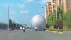 Çin’de kontrolden çıkan dev ay balonu otoyola girdi