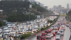 İstanbul'da yağmur yağdı, trafik allak bullak oldu