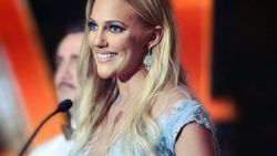 Meryem Uzerli gençlik fotoğrafını paylaştı, takipçileri mest oldu!