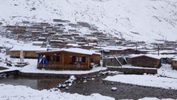 Doğu Karadeniz'de yaylalara kar yağdı