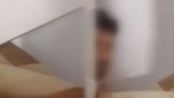 Kayseri’de uyuşturucudan aranan şüpheli halının arkasından çıktı