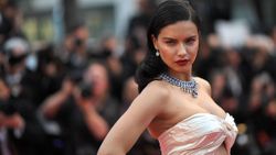 Adriana Lima iç çamaşırlı pozlarıyla sosyal medyayı yaktı geçti! Dün gece hakkında...