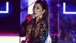 Hande Yener yine yaptı yapacağını! Kırmızı jartiyerli sahne kostümüyle nefes kesti