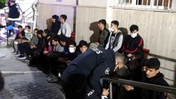 Aksaray'da minibüse bindirilen 24 kaçak göçmen Avcılar'da yakalandı