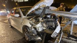 Ataşehir TEM Otoyolu'nda bariyer otomobile saplandı: 2 yaralı