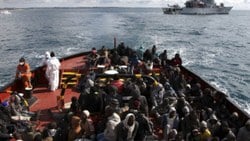 500 kaçak göçmen İtalya'ya ulaştı