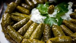 Karadeniz mutfağının vazgeçilmezi: Karalahana sarması tarifi...
