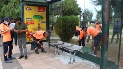 Mersin'de sinir krizi geçiren kadın, otobüs durağına saldırdı