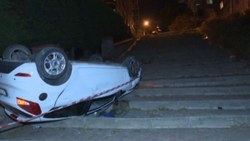 Ümraniye'de merdivenli sokağa giren sürücü, otomobiliyle takla attı