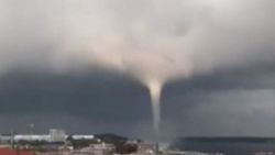 Almanya'da çıkan hortum, hayatı olumsuz etkiledi