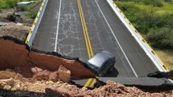 Meksika’da otoyol köprüsü çöktü