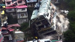 Hindistan’da 8 katlı bina, heyelan sonrası yıkıldı