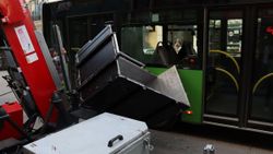 Denizli'de yük asansörünün sepeti belediye otobüsüne çarptı