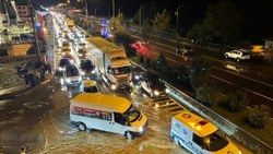 Trabzon'da sağanak yağış ulaşımı olumsuz etkiledi