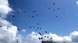 Çin'de şiddetli rüzgara kapılan çadırlar havaya uçtu