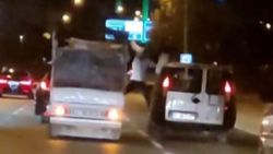Gaziantep'te trafik magandaları, iki araç arasında yolculuk yaptı