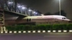 Hindistan'da uçak köprünün altına sıkıştı