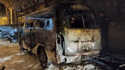 İstanbul'da çalıntı kaydı olan minibüs park halindeyken yandı