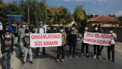 Afyonkarahisar’da tırlara öfkelenen köylüler yolu kapattı