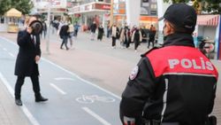 Bolu'da bir kişi, polislere maskesiz yakalanınca yüzünü şapkayla kapattı