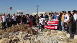Şanlıurfa'da işten çıkarılan 350 işçi fabrika önünde eylem yaptı