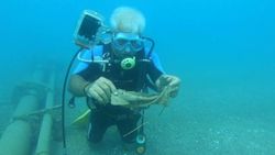 Antalya'da dalış yapan eğitmen, denizden 2 poşet çöp çıkarttı