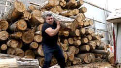 Milli sporcu tomruk taşıyarak şampiyonaya hazırlanıyor
