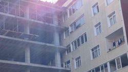 Şişli'de bina inşaatı, 40 yıllık apartmana dayandı