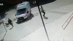 Kırşehir'de iki genç kaza yapan ambulanstan son anda kaçtı