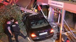 Isparta'da otomobil otobüs durağına çarptı: 5 kişi yaralandı