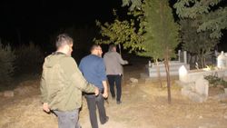 Adıyaman'da polisler ihbar üzerine mezarlıkta arama yaptı