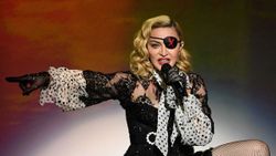 Madonna'dan canlı yayında şoke eden hareket! Kalçasını göstermek için masaya atladı