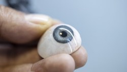 Göz protezcisi Adem Uçar, gerçeğinden ayırt edilemeyecek protez gözler hazırlıyor