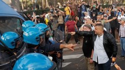 İtalya'da aşı karşıtlarının protestosunda arbede