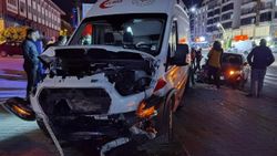 Tunceli'de ambulansla otomobil çarpıştı: 6 yaralı