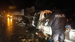Kocaeli'de tıra kamyonet çarptı: 1 ölü