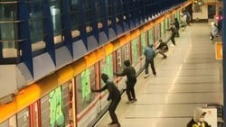 Çekya'da bir grup metroyu boyayarak, yolcularla kavga etti