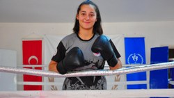 Manisalı Türkiye şampiyonu Cemile Aykoç tarlada ailesine de yardım ediyor