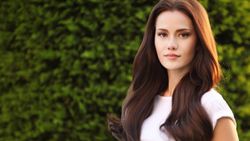 Fahriye Evcen dekolteli kırmızı elbisesiyle sosyal medyayı salladı!