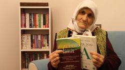Yüzde 99 görme engeline rağmen her gün en az bir kitap okuyor