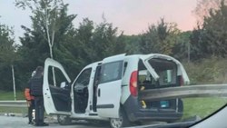İstanbul'da otomobil, bariyere saplandı