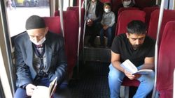 Van'da minibüs şoförü, aracında kitaplık oluşturdu