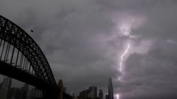 Sydney'de dolu fırtınası: AVM'nin tavanı çöktü
