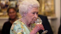Kraliçe 2. Elizabeth'i doktorları uyardı: Alkol almayın
