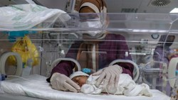 Van'da kovid-19'dan ölen 6 aylık hamile annenin bebeğiyle sağlık çalışanları ilgileniyor 