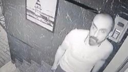Bağcılar'da binaya giremeyen hırsız, güvenlik kamerasını çaldı
