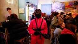 Endonezya'da bir kafe konseptini Squid Game çevirdi