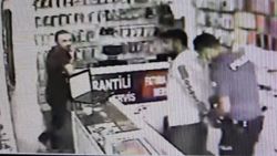 Antalya'da hırsız, telefon çaldığı dükkanın önünden geçerken yakalandı