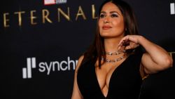 Salma Hayek'in kıyafeti gündem oldu